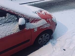 10 tips om veilig met je (bestel)auto in de sneeuw te rijden Besneeuwde auto