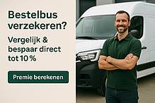 Een man in een groene polo staat voor een moderne witte bestelbus, klaar voor gebruik. De afbeelding illustreert het gemak en vertrouwen van online een bestelbus verzekeren via Bestelautoverzekeringen.eu, met tot 10% korting.
